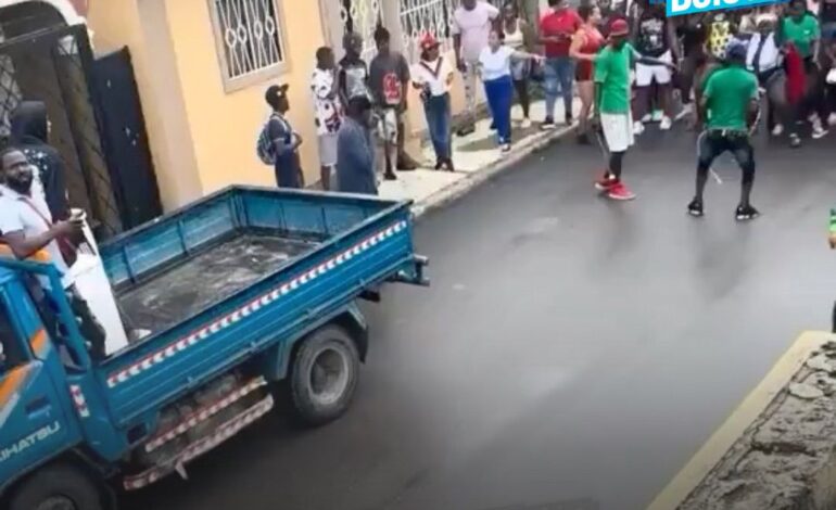 ¡CON MACHETE’ EN MANO! GRUPO DE PERSONAS DE ORIGEN HAITIANO REALIZAN RITUAL GAGÁ EN GUAYMATE, LA ROMANA