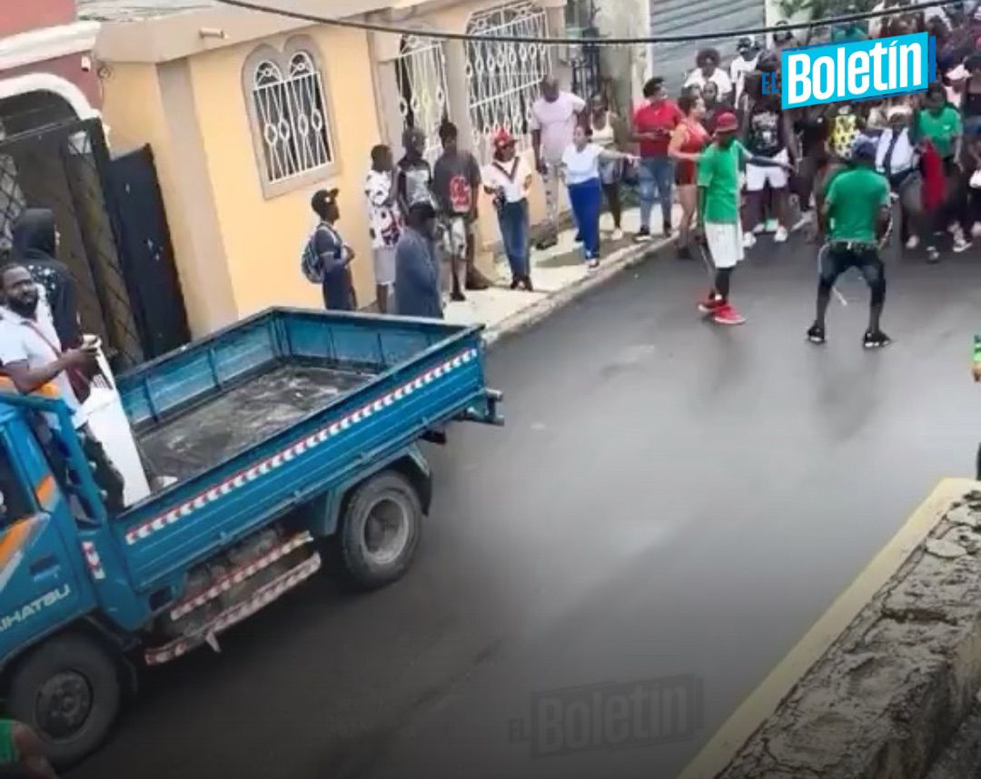 ¡CON MACHETE’ EN MANO! GRUPO DE PERSONAS DE ORIGEN HAITIANO REALIZAN RITUAL GAGÁ EN GUAYMATE, LA ROMANA