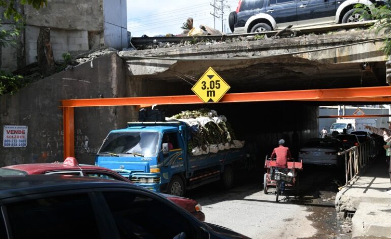 Vidas en juego por deterioro del puente a desnivel de La Sirena