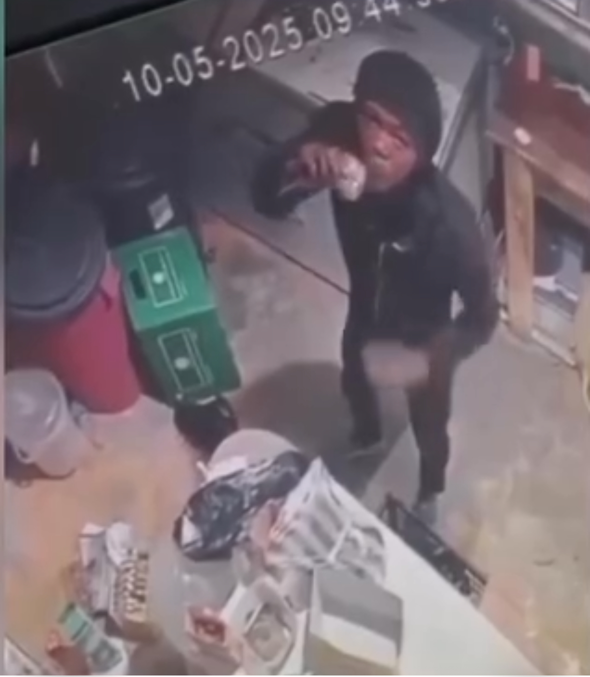 Captan “Infraganti” Haitianos robando compotas y dinero de colmado