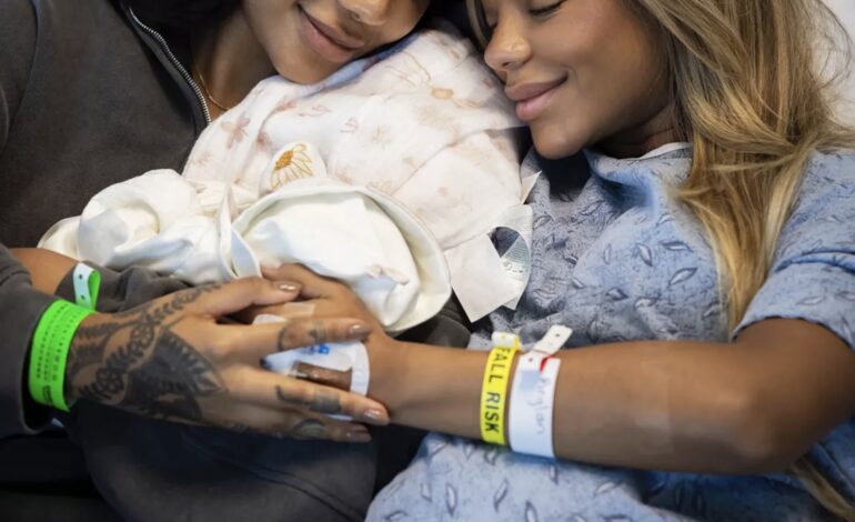 LA CANTANTE BRASILEÑA LUDMILLA Y SU ESPOSA BRUNNA COMPARTEN LA PRIMERA FOTO DE SU BEBÉ