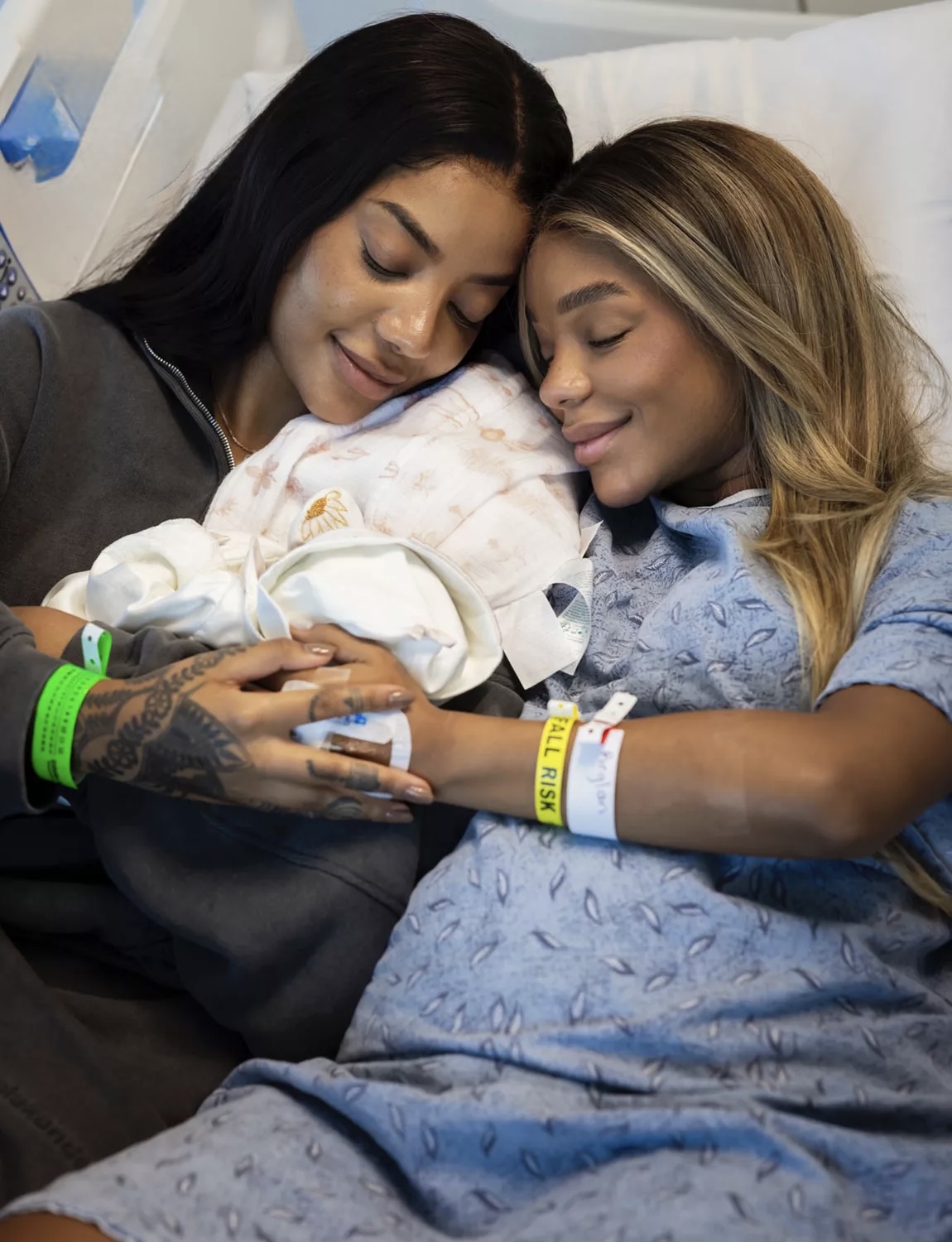 LA CANTANTE BRASILEÑA LUDMILLA Y SU ESPOSA BRUNNA COMPARTEN LA PRIMERA FOTO DE SU BEBÉ