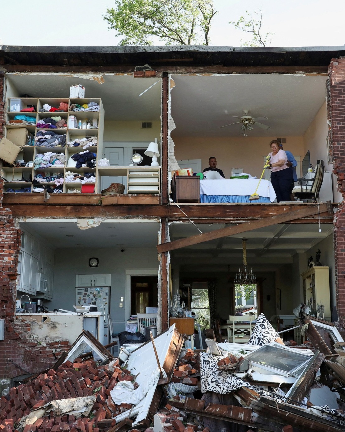 AL MENOS 16 MUERTOS Y DECENAS DE HERIDOS TRAS DEVASTADORES TORNADOS EN MISSOURI Y KENTUCKY