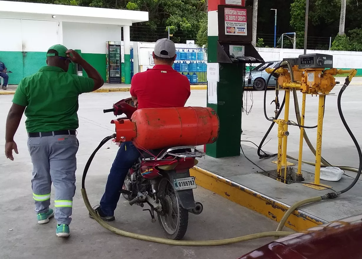 SUBEN LOS COMBUSTIBLES: EL GLP AUMENTA RD4.60,GASOILREGULARRD3.20 Y GASOIL ÓPTIMO RD$3.00