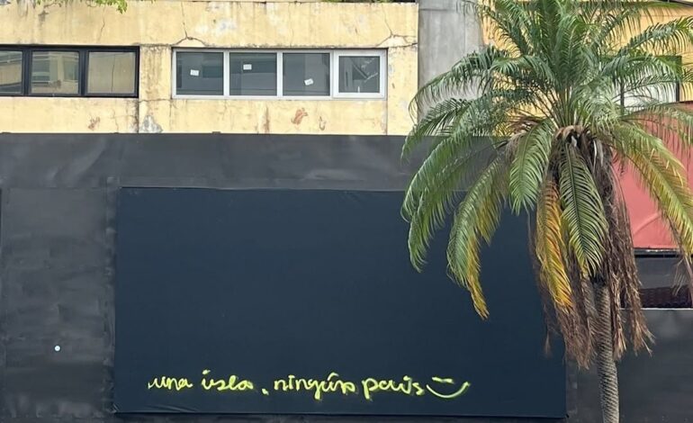 CUIDADANOS DENUNCIAN LETRERO QUE REZA: “UNA ISLA, NINGÚN PAÍS” EN LA AVENIDA BOLÍVAR EN SANTO DOMINGO