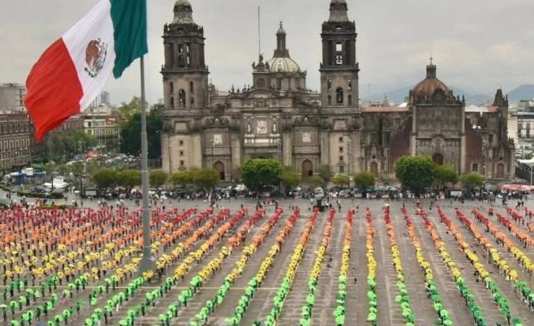 CREAN LA BANDERA LGBT+ MÁS GRANDE DEL MUNDO FRENTE A LA CATEDRAL METROPOLITANA DEL ZÓCALO DE CDMX