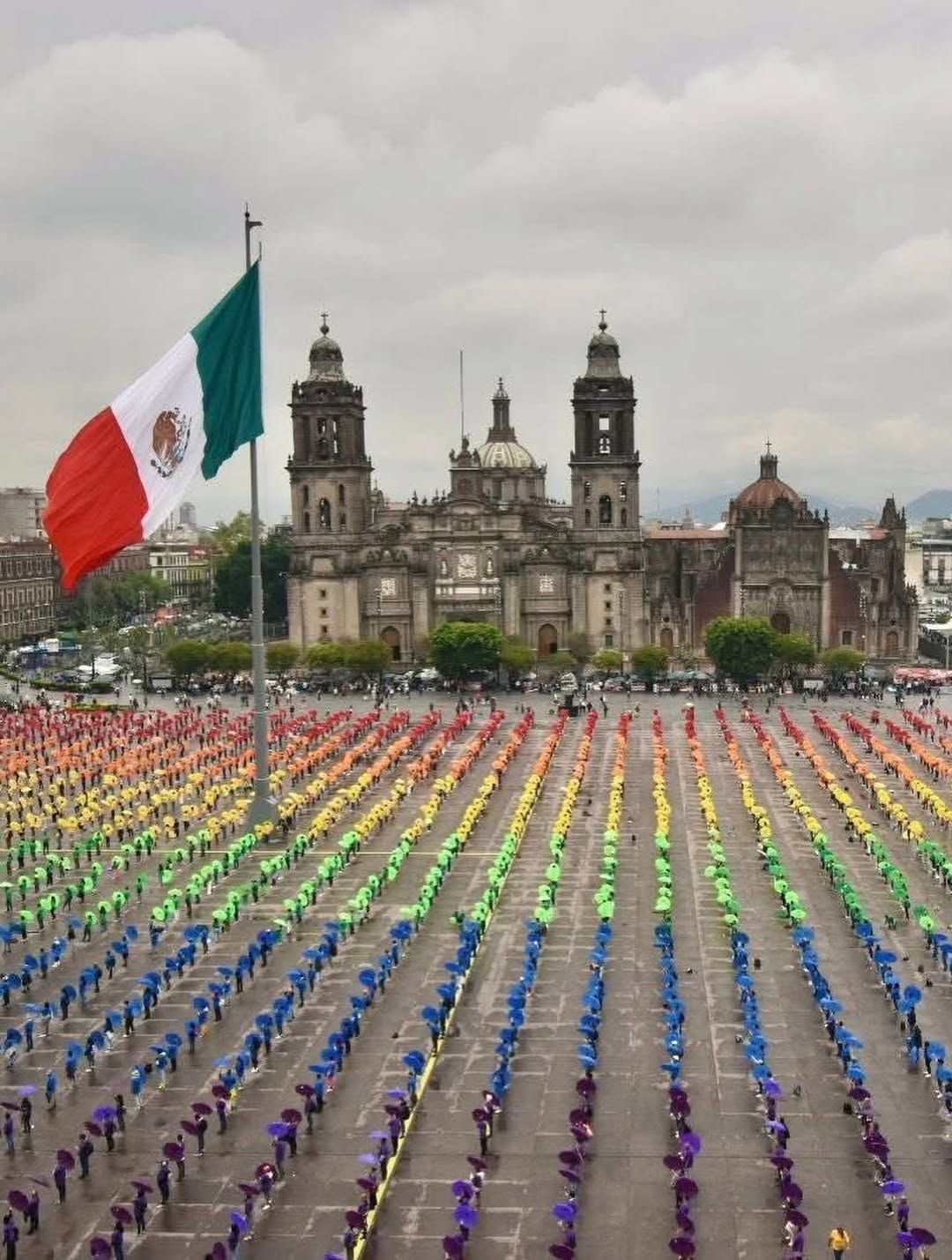 CREAN LA BANDERA LGBT+ MÁS GRANDE DEL MUNDO FRENTE A LA CATEDRAL METROPOLITANA DEL ZÓCALO DE CDMX