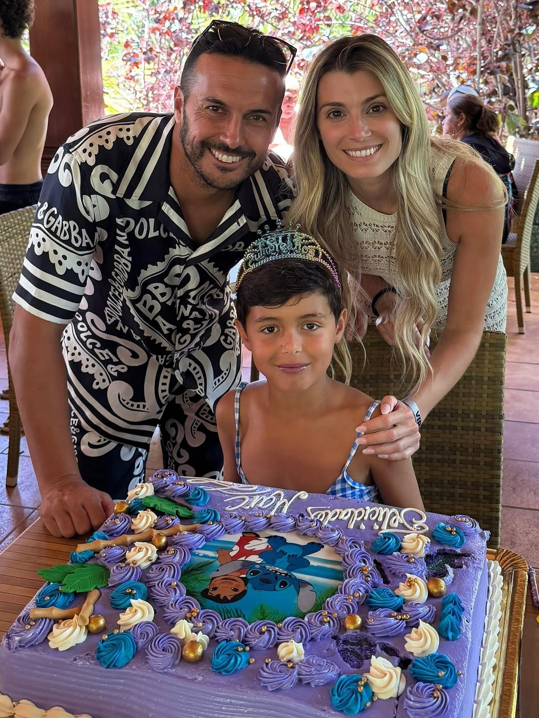FUTBOLISTA ESPAÑOL, PEDRO RODRÍGUEZ CELEBRA CUMPLEAÑOS DE SU HIJO CON CORONA Y VESTIDO Y CREA DEBATE EN REDES