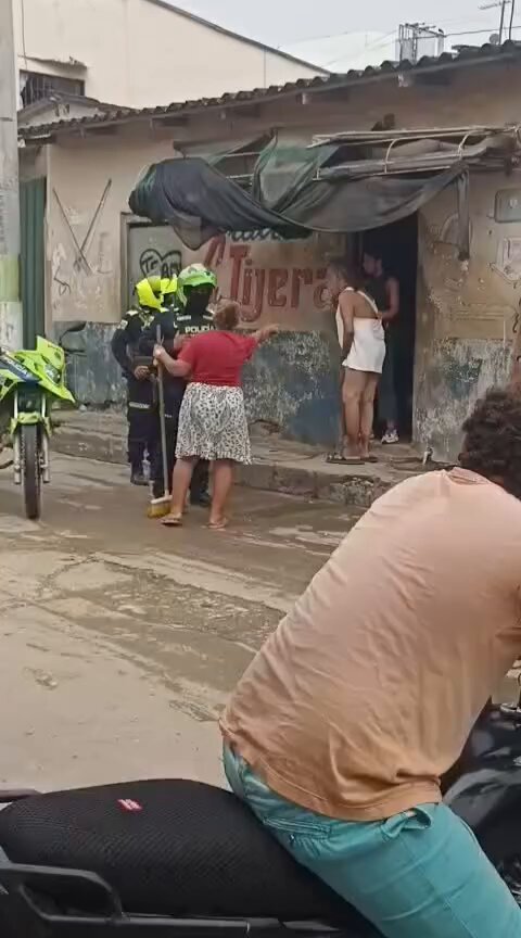 ANCIANA ENCUENTRA A SU ESPOSO DE 80 AÑOS SIÉNDOLE INFIEL CON UNA JOVENCITA MENOR DE 17 AÑOS DE EDAD.