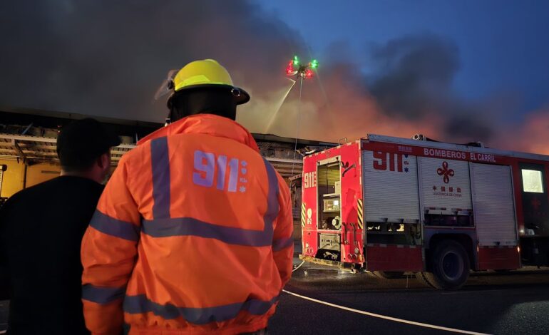 SERVICIO DE EMERGENCIAS 911 DESPLIEGA DRONES PARA SOFOCAR INCENDIO MERCA SANTO DOMINGO