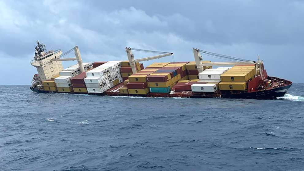 BUQUE QUE CONTENÍA MERCANCÍA DE LA PLATAFORMA CHINA TEMU NAUFRAGA EN COSTAS DE LA INDIA