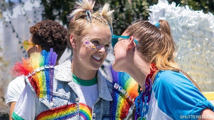 JOJO SIWA LA ACTRIZ Y ACTIVISTA LGBT ABANDONA EL LESBIANISMO Y AHORA ESTA SALIENDO CON UN ACTOR