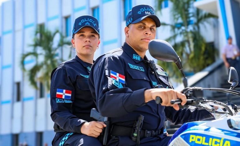¡LA NUEVA POLICÍA ESTÁ AQUÍ! DESDE HOY, 1,160 EFECTIVOS ESTARÁN EN LAS CALLES DOTADOS DE CÁMARAS CORPORALES.