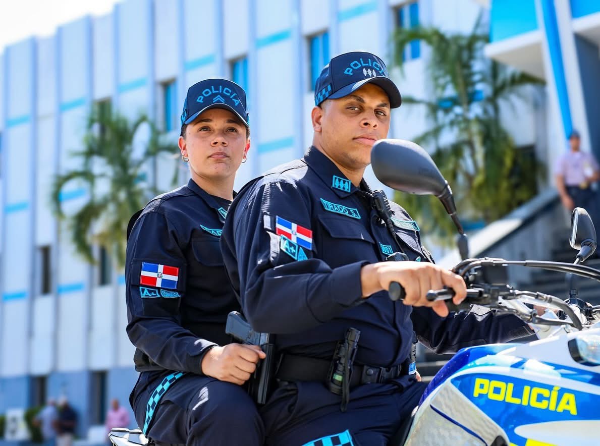 ¡LA NUEVA POLICÍA ESTÁ AQUÍ! DESDE HOY, 1,160 EFECTIVOS ESTARÁN EN LAS CALLES DOTADOS DE CÁMARAS CORPORALES.