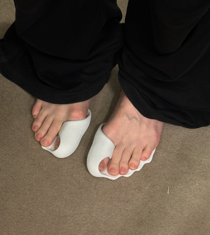 BALENCIAGA LANZA LAS “ZERO SNEAKERS” SUS NUEVAS ZAPATILLAS DEPORTIVAS POR SOLO 500 DÓLARES.
