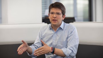 MIGUEL URIBE, SENADOR Y PRECANDIDATO A LA PRESIDENCIA DE COLOMBIA, SUFRE UN ATENTADO.