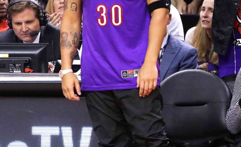 DRAKE PRESUME DE UNA ENORME COLECCIÓN DE CAMISETAS QUE PODRÍA LLENAR UNA CANCHA DE BALONCESTO