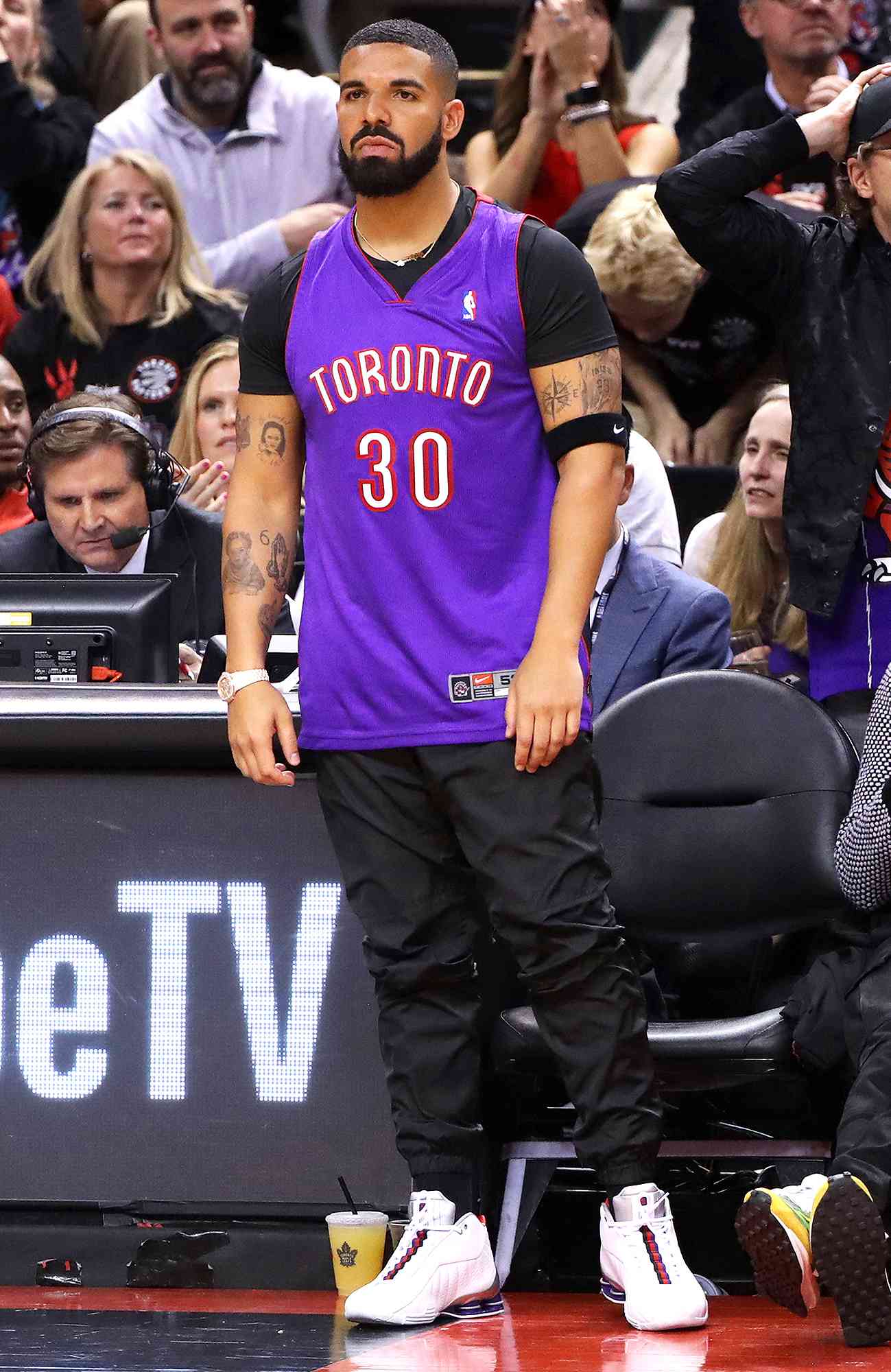 DRAKE PRESUME DE UNA ENORME COLECCIÓN DE CAMISETAS QUE PODRÍA LLENAR UNA CANCHA DE BALONCESTO