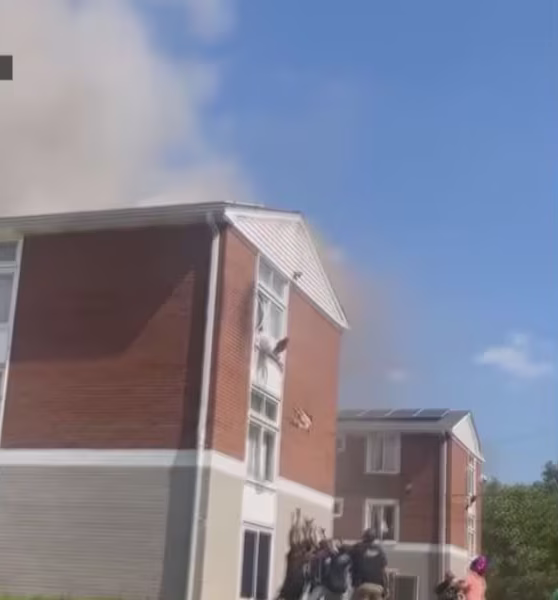 UNA MUJER EN CLEVELAND, OHIO LANZÓ SU BEBÉ DEL TERCER PISO DE SU RESIDENCIA PARA SALVARLE LA VIDA