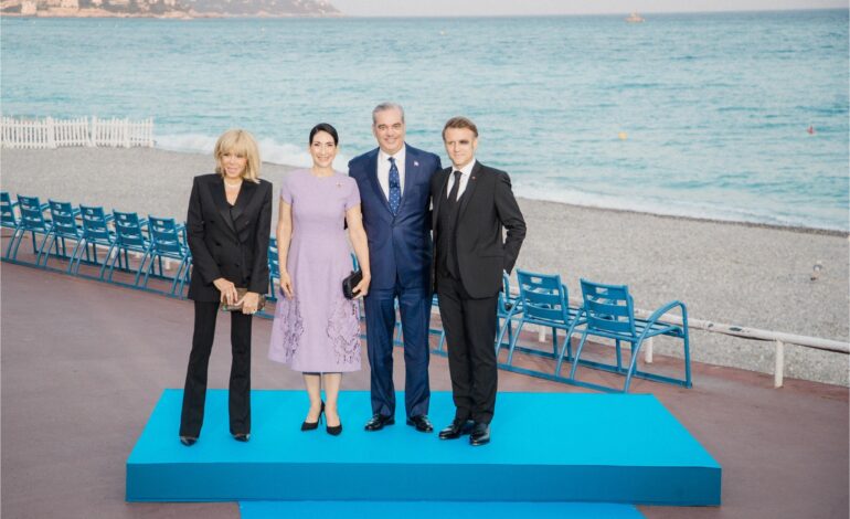 PRESIDENTE ABINADER Y PRIMERA DAMA SON RECIBIDOS POR EL PRESIDENTE MACRON Y SU ESPOSA EN CENA DE GALA