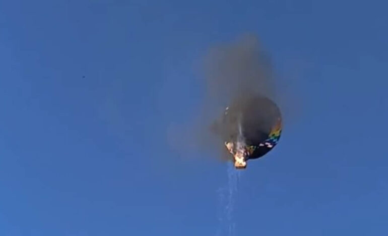 UN GLOBO AEROSTÁTICO CON 22 PERSONAS A BORDO SE INCENDIÓ EN EL AIRE DURANTE UN VUELO
