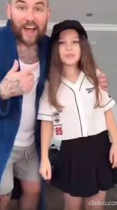 PADRE PUBLICA VIDEO DE SU HIJO TRANS DE 10 AÑOS VISTIENDO UNA MINIFALDA PARA IR A UNA PRIMERA CITA CON UN AMIGO.