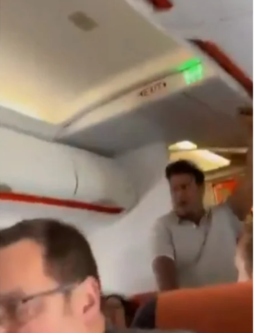 PASAJERO DE AVIÓN CAUSA PÁNICO; AMENAZA CON UNA BOMBA GRITANDO ‘MUERTE A EE.UU., MUERTE A TRUMP