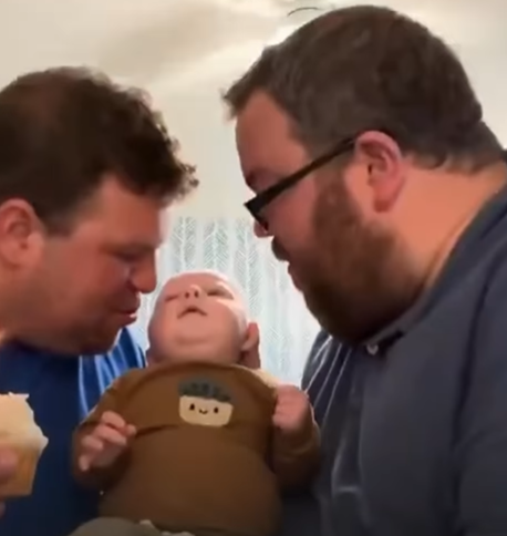 UNA PAREJA GAY PROVOCA GRAN CONTROVERSIA AL MOSTRAR VIDEO DE SU BEBÉ ADOPTIVO EN REDES SOCIALES