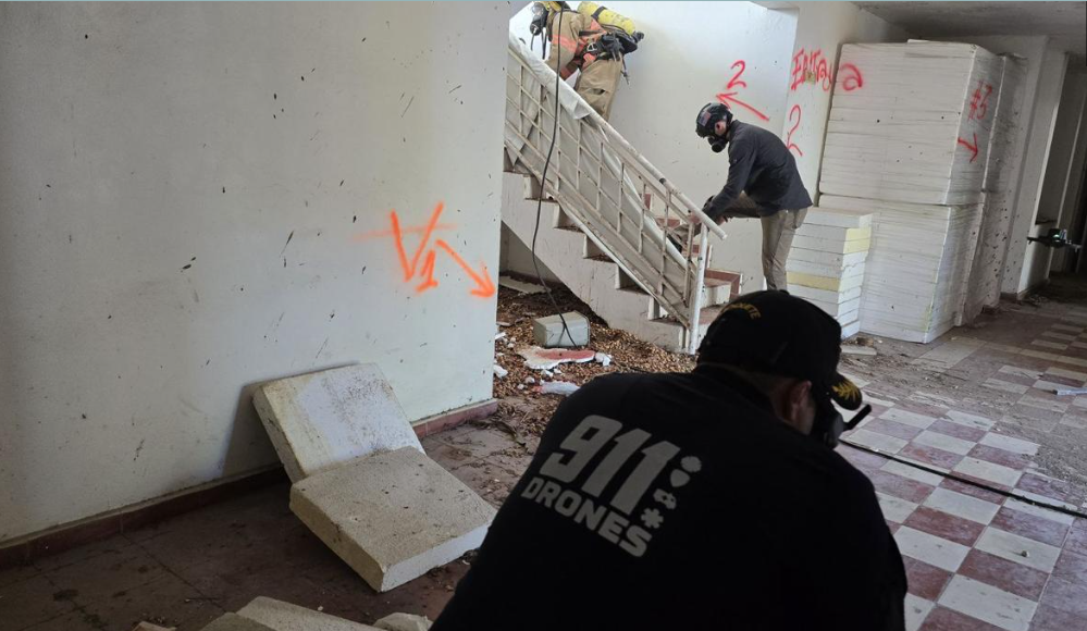 EMPLEAN DRONES DEL 911 DURANTE SIMULACRO DE TERREMOTO CON COLAPSO ESTRUCTURAL