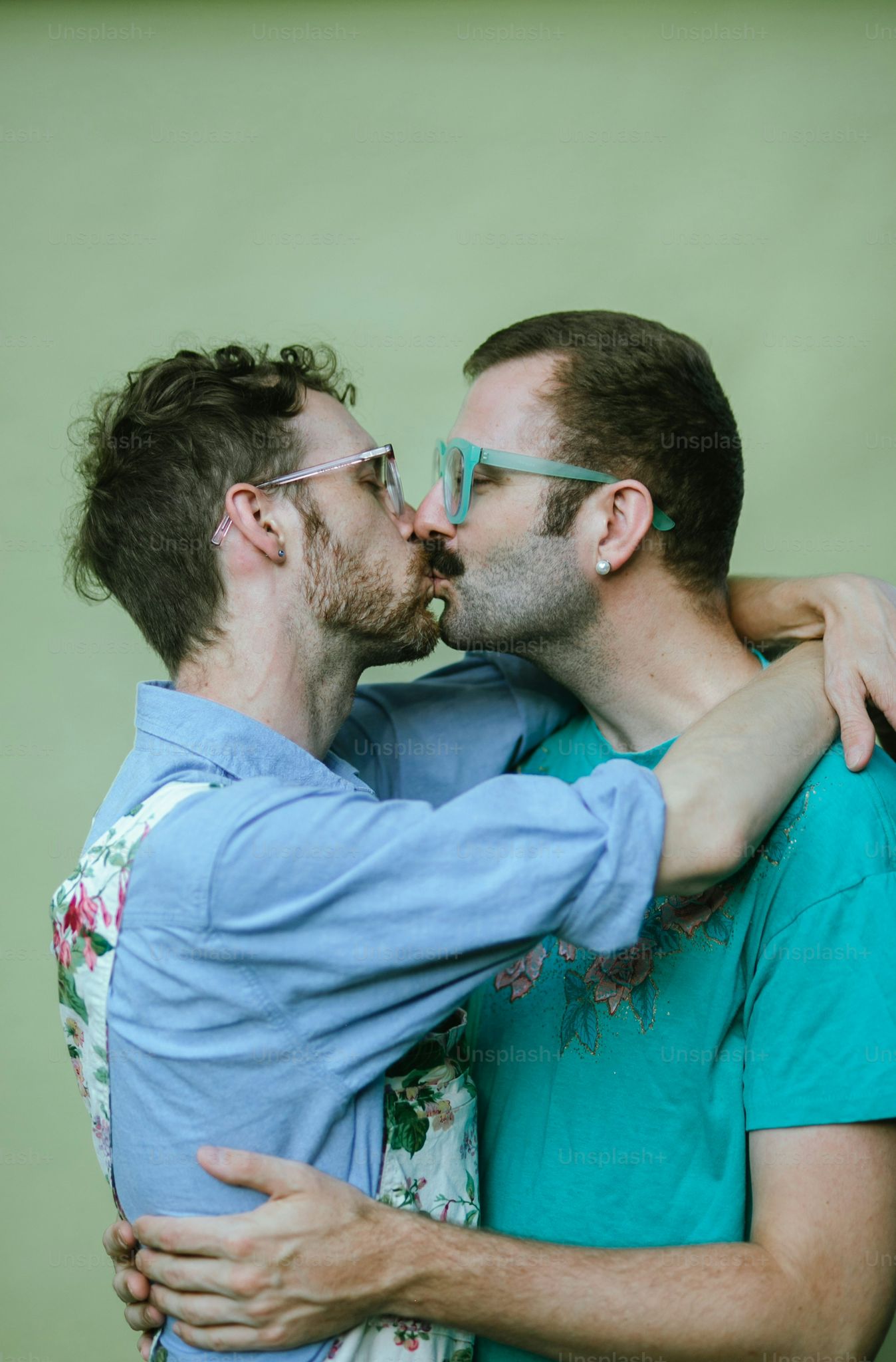 CONTROVERSIAL ESTUDIO AFIRMA QUE 1 DE CADA 5 HOMBRES ES GAY EN SECRETO. EDADES ENTRE 18-45 AÑOS