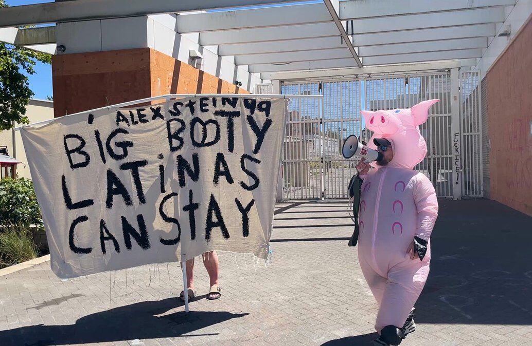 HOMBRE DISFRAZADO DE CERDO PROTESTA FRENTE A INMIGRACIÓN DEMANDANDO NO DEPORTEN A LAS “LATINAS DE TRASERO GRANDE”.
