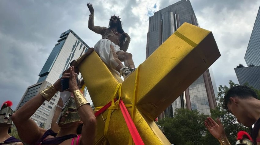 VESTIDO DE JESÚS Y SOBRE UNA CRUZ ASÍ CIERRA EL DESFILE DEL ORGULLO LGBT EN CIUDAD MÉXICO ESTE AÑO.