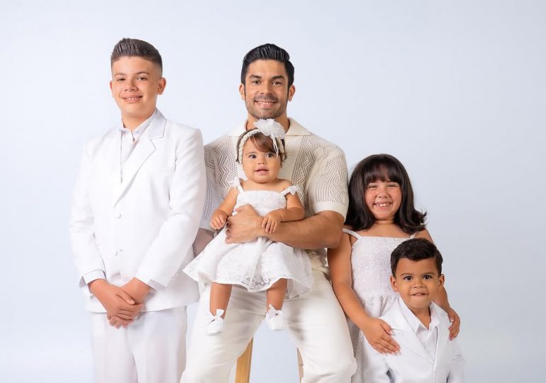 ES TENDENCIA LA FOTO FAMILIAR DEL CANTANTE JERRY RIVERA JUNTOS A SUS 4 NIETOS
