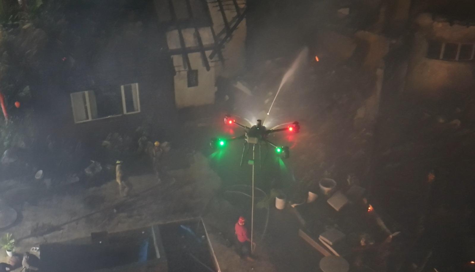 ¡COMO EN CIENCIA FICCIÓN! UNIDADES DE DRONES DEL SERVICIO 911 SOFOCAN INCENDIO MASIVO EN CAP CANA
