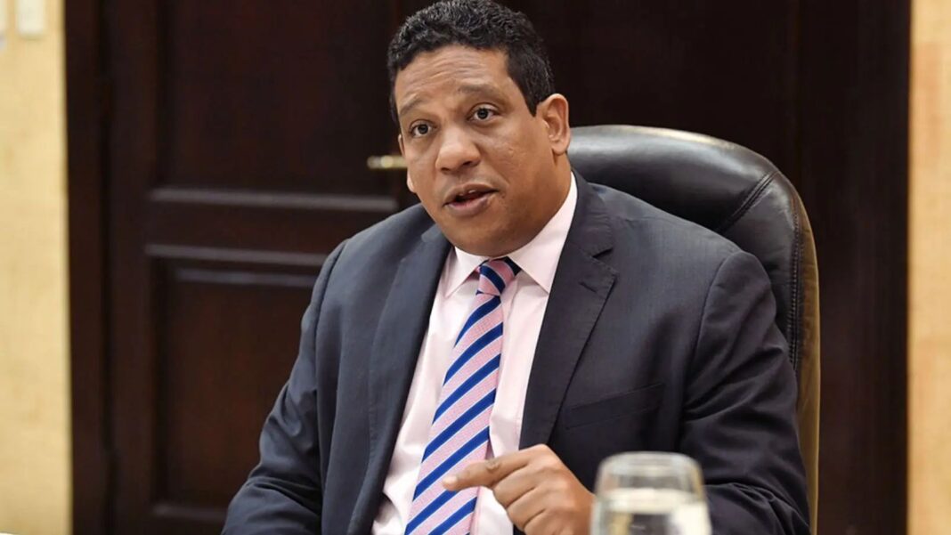 OPOSICIÓN DE MILTON MORRISON A FIRMA NUEVO CONTRATO CON DEKOLOR, EN CUMPLIMIENTO CON LA LEY, DESATÓ JAURÍA DE ACOSOS Y CHANTAJES