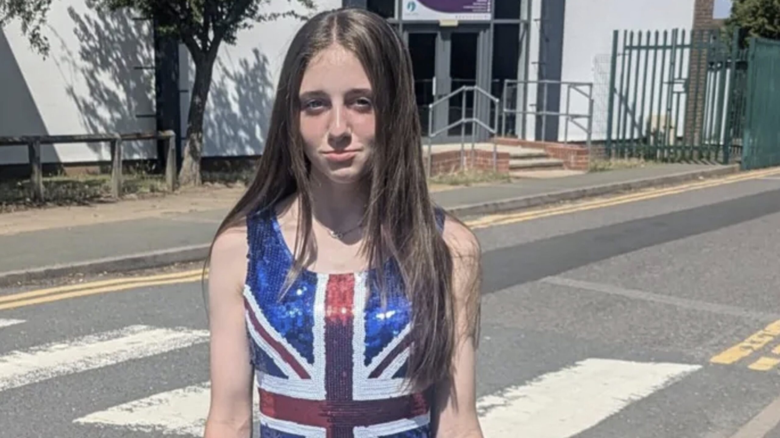 EXPULSAN NIÑA DE 12 AÑOS DE ESCUELA POR LLEVAR UN VESTIDO CON LA BANDERA EN EL ‘DÍA DE LA CULTURA’. AFIRMAN ES OFENSIVO