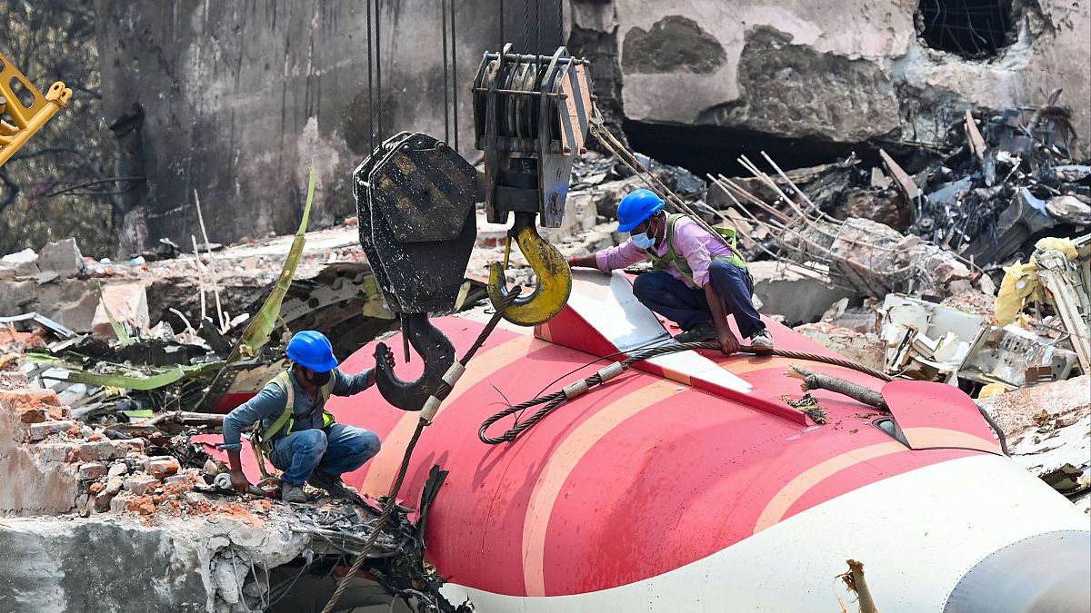 GRABACIONES DE CAJA NEGRA DE AVIÓN DE AIR INDIA INDICAN QUE EL PILOTO PODRÍA HABERLO ESTRELLADO A PROPÓSITO.