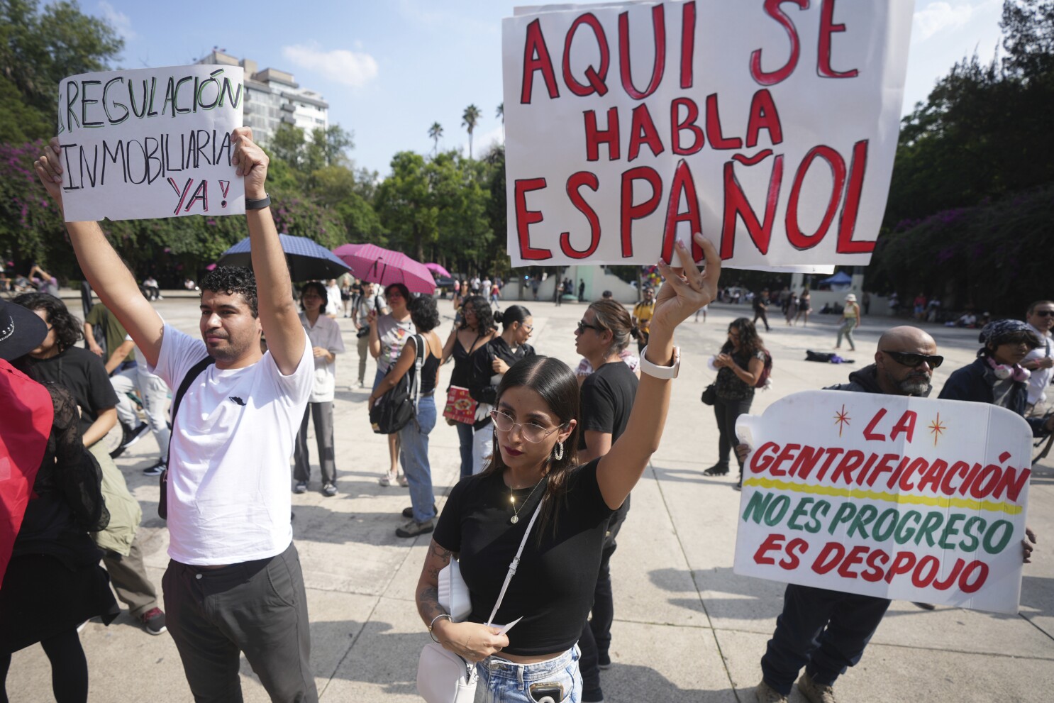 GRUPOS DE IZQUIERDA MEXICANOS MARCHAN EN LA CAPITAL EN CONTRA DEL TURISTAS GRINGOS Y LA GENTRIFICACION.
