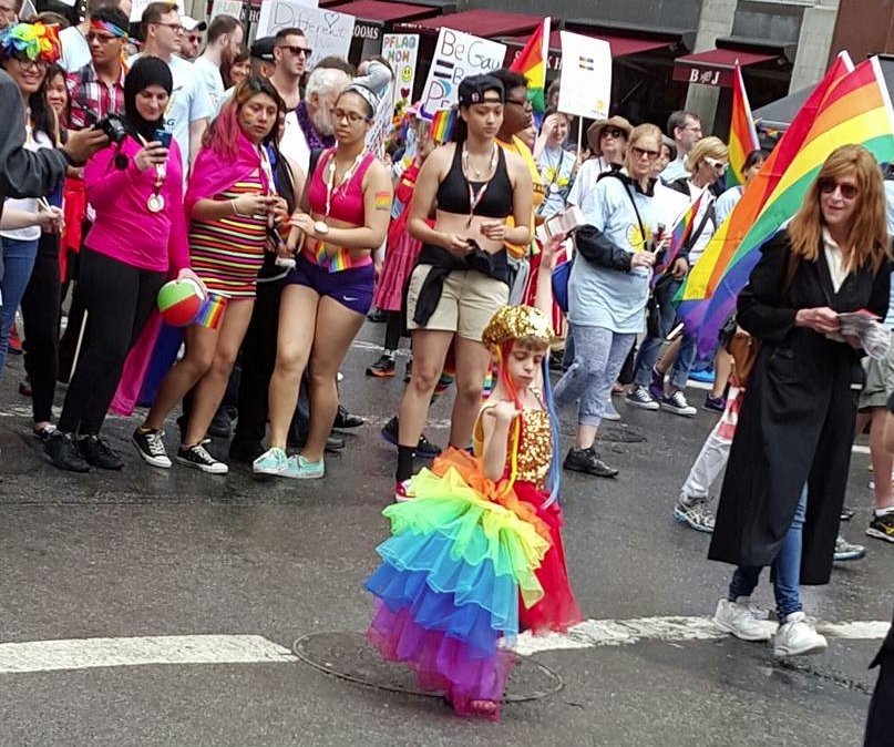 MADRE EXHIBE PANCARTA Y DESATA CONTROVERSIA AL APOYAR A SU HIJO EN DESFILE DE ORGULLO