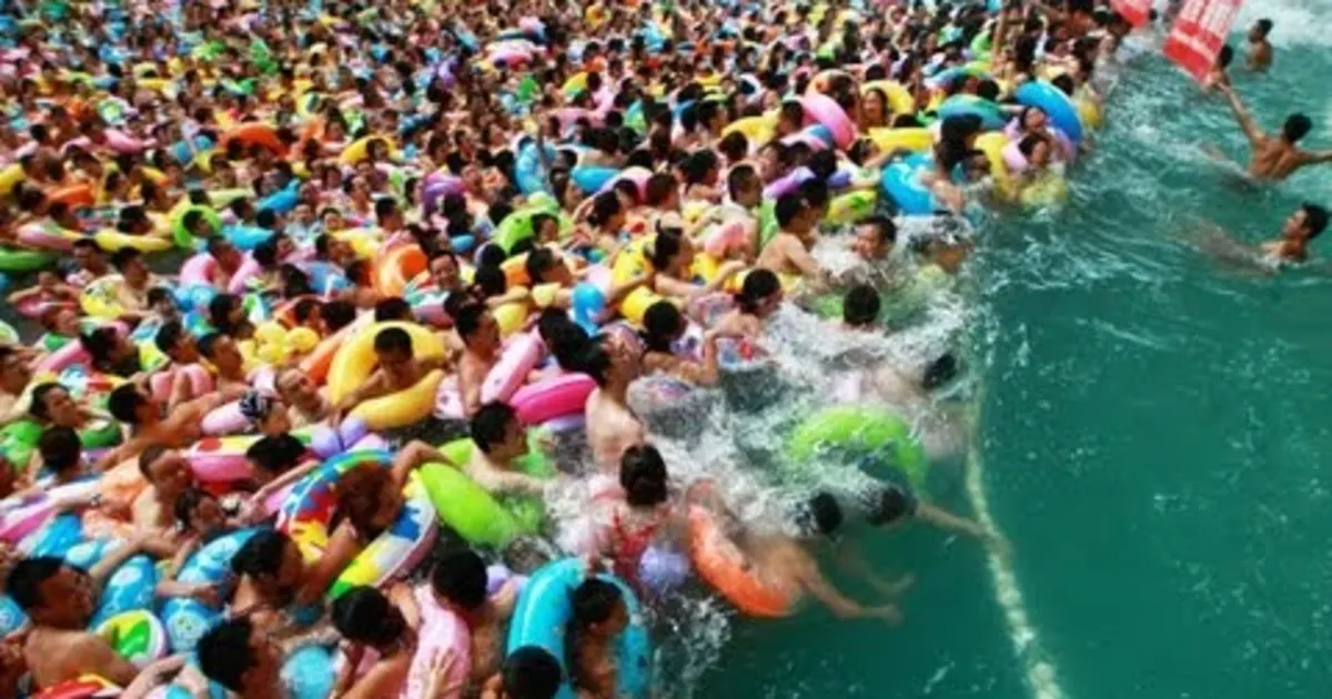 LLEGÓ EL VERANO A CHINA Y ASÍ LUCE UNA DE SUS MILES DE SÚPER CONCURRIDAS PISCINAS PÚBLICAS.