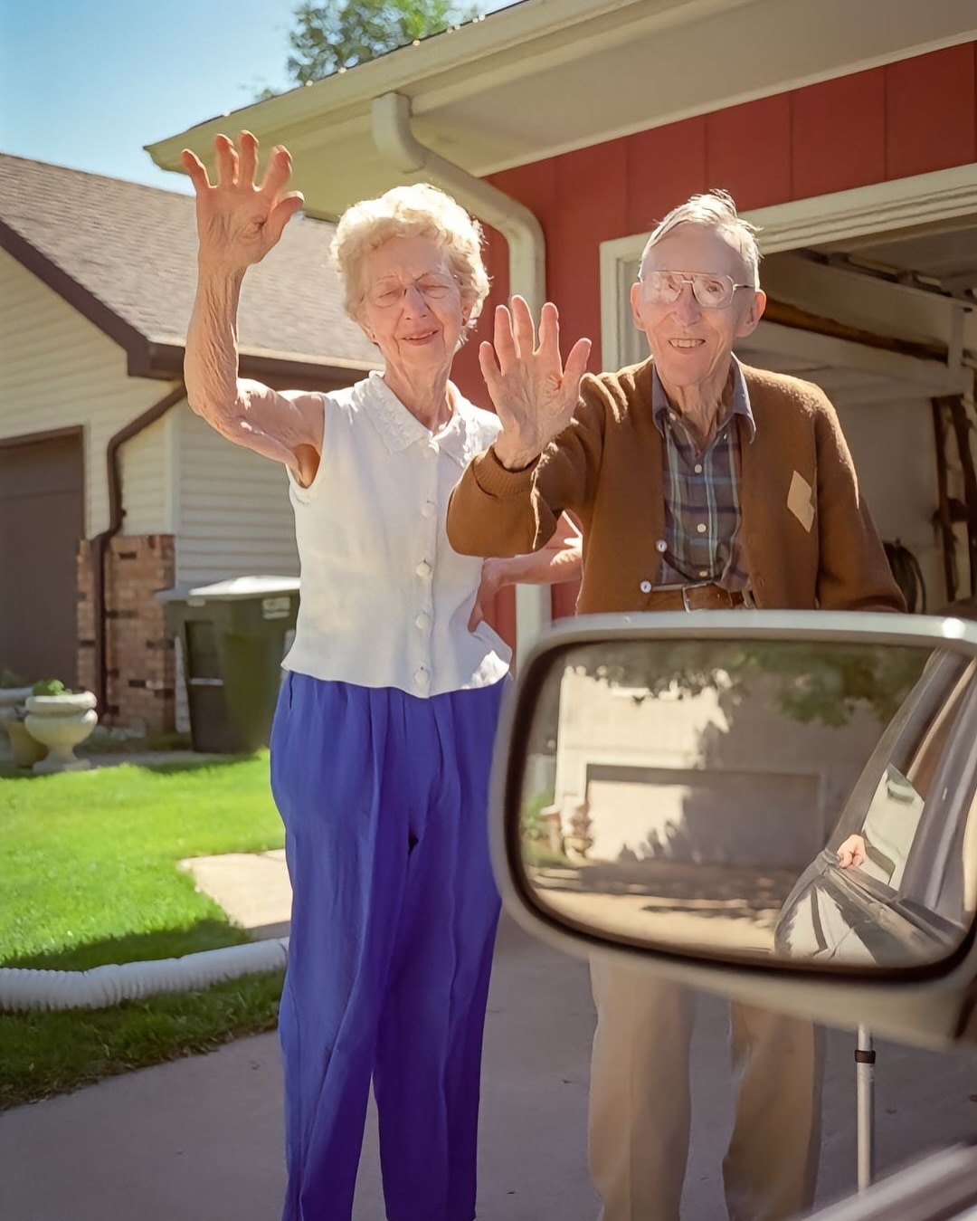 DURANTE 27 AÑOS, UNA FOTÓGRAFA TOMÓ FOTOS A SUS PADRES SALUDANDO CON LA MANO EN LA ENTRADA DE SU CASA.