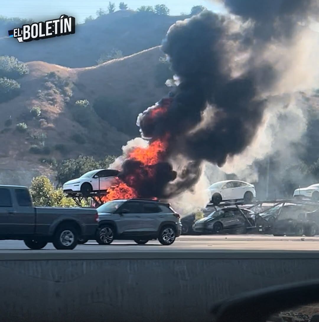 CAMION CARGADO DE AUTOS TESLA SE INCENDIA EN PLENA AUTOPISTA EN LOS ANGELES.