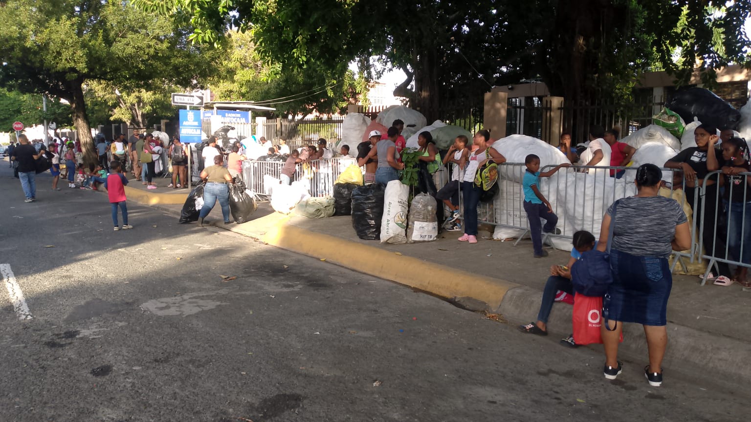 SE REGISTRAN ENORMES FILAS EN CENTRO DE LOS HEROES HASTA 16 HORAS ANTES DEL EVENTO DE PLASTICOS X ESCOLARES