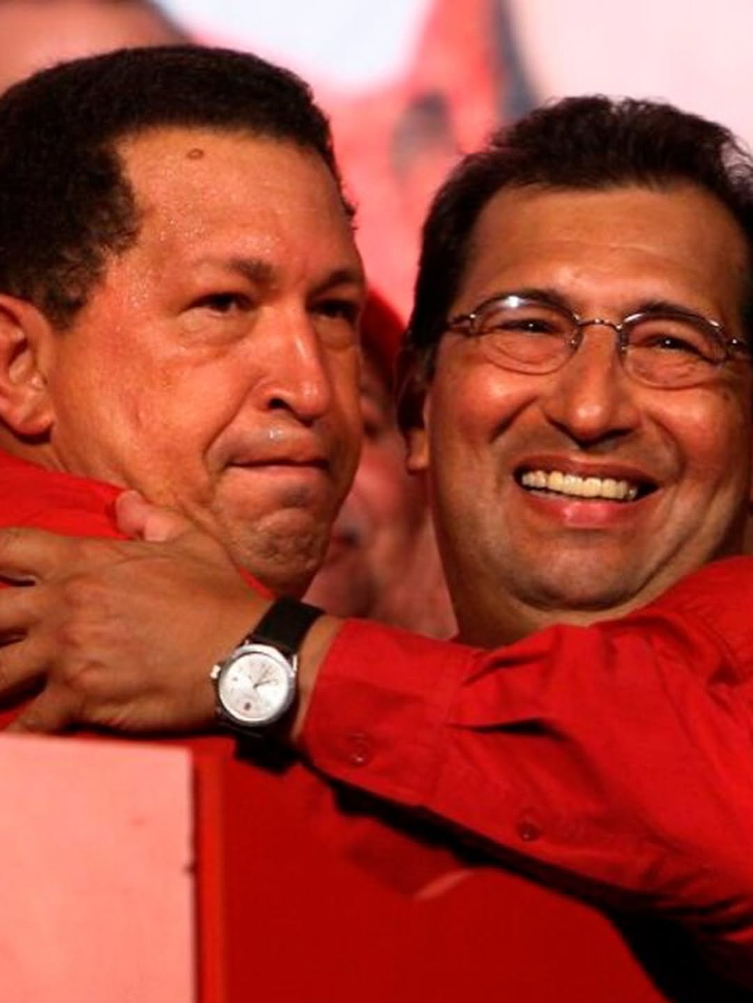 Adán Chávez, hermano del fallecido expresidente Hugo Chávez, realiza maniobras de artes marciales advirtiendo a EUA que está listo para defender a Venezuela.