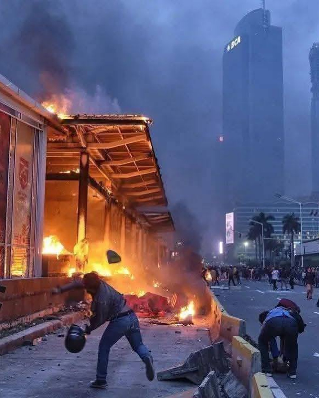 MANIFESTANTES INCENDIAN CONGRESO EN INDONESIA TRAS AUMENTO MILLONARIO DE SUELDO DE LOS CONGRESISTAS