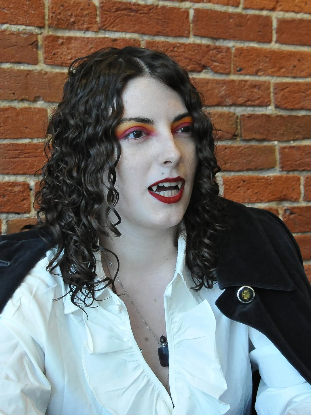 HELLEN SCHWIZER, LA MUJER QUE SE AUTOPERCIBE COMO VAMPIRO, PERO AFIRMA NO CHUPAR SANGRE, SOLO ENERGÍA.
