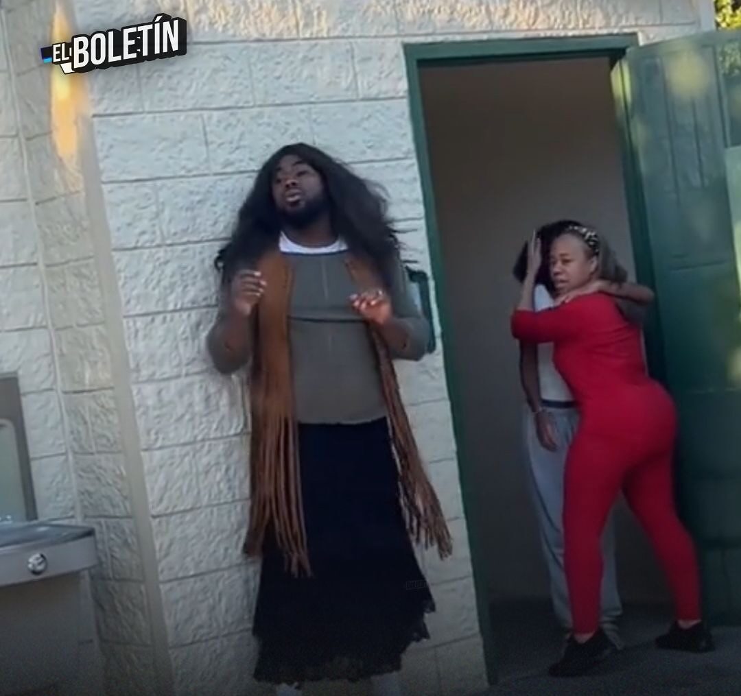 CAPTAN MOMENTO EN QUE HOMBRE TRANSEXUAL INTENTA ENTRAR A BAÑO DE MUJERES Y UNA MADRE LO IMPIDE.