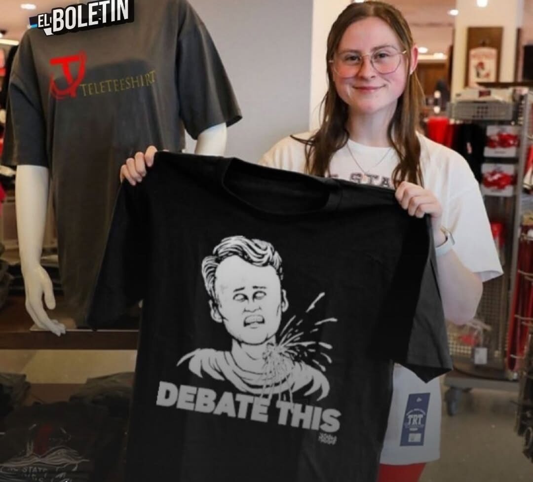 JÓVENES DE IZQUIERDA CELEBRAN VENDEN CAMISETAS CON LA IMAGEN DEL ASESINATO DE CHARLIE KIRK.