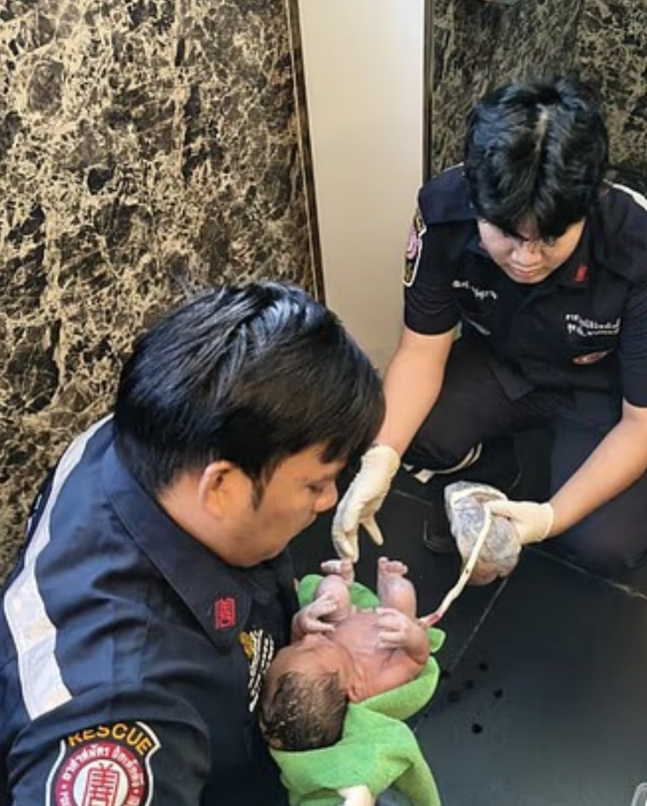 Hallan a bebé recién nacida con vida dentro del tanque de un inodoro en Bangkok