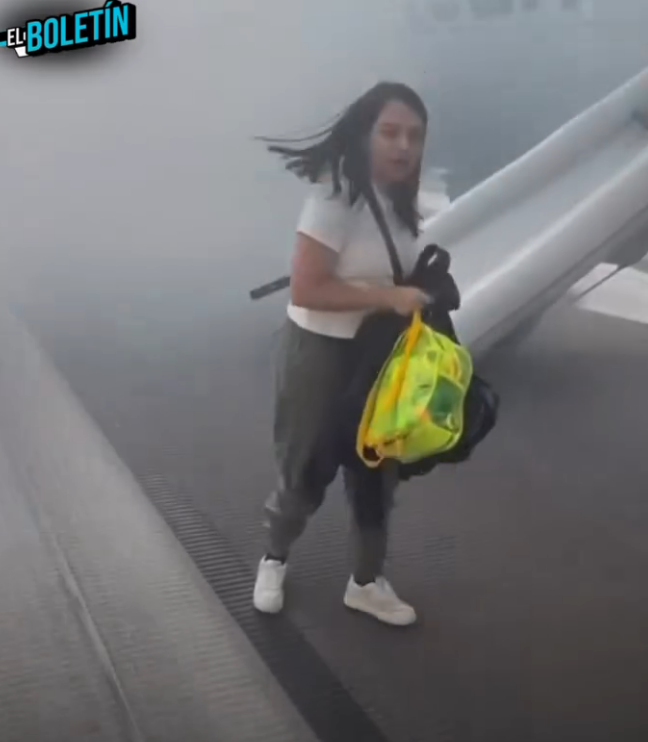 CAPTURAN MOMENTO EN QUE PASAJEROS EVACUAN DE EMERGENCIA AVION DE AMERICAN AIRLINE QUE SE INCENDIO MOTOR EN AEROPUERTO DE DEVER
